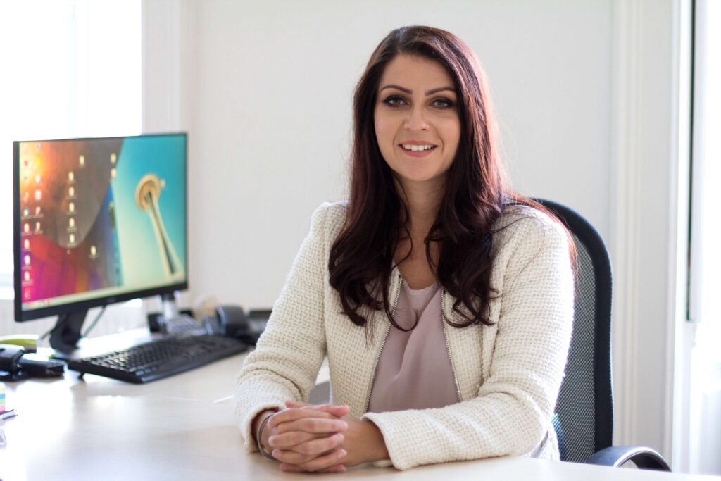 المرأة في مجال العمل: المحامية منى دوزدار *